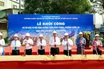 Phó Chủ tịch UBND TP.HCM Hoàng Nguyên Dinh các đại biểu thực hiện nghi thức khởi công (ảnh: G.A)