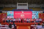 Đại diện PVcomBank, ông Đỗ Đức Viên (thứ tư từ phải sang) trao biểu trưng ủng hộ 10 tỷ đồng tới Trung ương Hội Chữ thập đỏ Việt Nam.