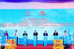 Các đại biểu nhấn nút khởi công Dự án trục không gian Quốc lộ 1A gắn với chỉnh trang và tái thiết đô thị đoạn từ đường Vành đai 1 đến nút giao Cầu Giẽ. (Ảnh: Việt Hùng/Vietnam+) 