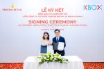 Tổng Giám đốc Vincom Retail và Chủ tịch K-Box Global trao biên bản ghi nhớ hợp tác.