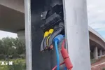 Dây điện bị cắt trộm tại Dự án thành phần 2, cao tốc Biên Hòa-Vũng Tàu. (Ảnh: TTXVN phát) 