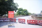 Đến 12h ngày 26-5, lối lên cầu Long Biên từ hướng đường Trần Nhật Duật vẫn được rào chắn.