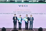 Bí thư Tỉnh uỷ Vĩnh Long Trần Văn Lâu (thứ 2 từ phải sang) nhận Kỷ niệm chương “Vì sự phát triển doanh nghiệp Việt Nam”