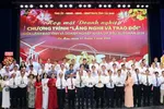 Lãnh đạo tỉnh Cà Mau chụp ảnh lưu niệm với cộng đồng doanh nghiệp trong buổi họp mặt doanh nghiệp đầu năm 2026.