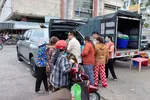Rất nhiều người dân khó khăn đã nhận được áo mưa, nước suối từ công ty XSKT Hậu Giang