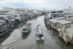Hai bên bờ kênh Quản Lộ - Phụng Hiệp bị người dân lấn chiếm xây dựng nhà làm giao thông thuỷ bị hẹp.
