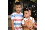 2 bé bị bỏ rơi trước cổng chùa.