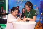 Hoạt động check-in nhanh chóng thu hút đông đảo khách hàng tham gia.