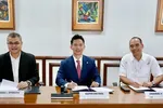 Từ trái qua: Ông Ronnie L.Aperocho, Phó Chủ tịch Điều hành kiêm Giám đốc Vận hành (COO) của Meralco, ông Nguyễn Anh Khoa, Tổng Giám đốc VinEnergo và ông Emmanuel V. Rubio, Chủ tịch kiêm Tổng Giám đốc điều hành MGEN tại lễ ký kết.