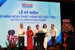 Lãnh đạo Tạp chí và đại biểu cùng thổi nến kỷ niệm 25 năm phát hành số đầu tiên.