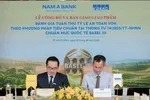 Đại diện KPMG và Nam A Bank ký kết bàn giao giao phẩm.