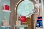 Quầy trưng bày Bộ sưu tập bánh Trung Thu “Khởi hội Long Giang” tại sảnh chính khách sạn Le Méridien Saigon