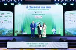 Bà Nguyễn Ánh Vân, Phó Tổng Giám đốc LPBank, nhận giải thưởng Top 10 ngân hàng ESG Việt Nam Xanh 2026.