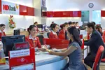Khách hàng giao dịch tại HDBank.