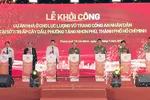 Các đại biểu thực hiện nghi thức khởi công dự án.