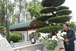 Phó Chủ tịch Trung ương Hội Cựu Thanh niên xung phong Việt Nam Thân Đức Nam thành kính dâng hoa tại Khu mộ 10 nữ anh hùng liệt sỹ thanh niên xung phong ở Ngã ba Đồng Lộc. (Ảnh: Hữu Quyết/TTXVN)