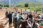 Phó Thủ tướng Chính phủ Hồ Quốc Dũng kiểm tra khu vực bố trí tái định cư cho các hộ bị mất nhà. (Ảnh: Quý Trung/TTXVN) 