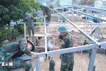 Các chiến sỹ Bộ chỉ huy Quân sự tỉnh Lai Châu làm việc xuyên ngày đêm để hoàn thành 24 căn nhà cho người dân. (Ảnh: Nguyễn Oanh/TTXVN) 
