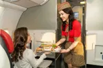 Tiếp viên hàng không Vietjet phục vụ hành khách Business.