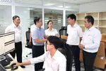 Ông Bùi Quốc Hoan (thứ 2 từ phải sang), Phó Tổng giám đốc EVNSPC tại một buổi làm việc với lãnh đạo Công ty CNTT Điện lực miền Nam (SPCIT)