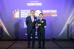 Ông Hoàng Trọng Hiếu, Giám đốc cao cấp Phát triển giải pháp tín dụng Techcombank, nhận giải thưởng từ Asian Banking & Finance.