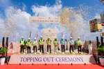 Gamuda Land cùng đối tác tổng thầu Coteccons thực hiện nghi lễ cất nóc, chính thức hoàn thiện kết cấu Eaton Park