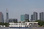 Tàu du lịch hạng sang chở khách tham quan TPHCM trên sông Sài Gòn. (Ảnh: Hồng Đạt/TTXVN)