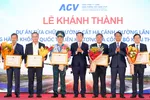 Ông Hồ Văn Mười, Chủ tịch UBND tỉnh Lâm Đồng (giữa), trao Bằng khen cho Vietjet vì có đóng góp tích cực trong việc khôi phục hoạt động khai thác tại Cảng hàng không Liên Khương. 