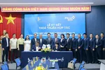 Đại diện PVcomBank và Học viện Hàng không Việt Nam thực hiện nghi thức ký kết thỏa thuận hợp tác.