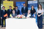 Ông Võ Hoàng Hải, Phó Tổng giám đốc Nam A Bank và bà Rebecca Benhamou, Giám đốc đầu tư cao cấp của Proparco ký kết thỏa thuận dưới sự chứng kiến của ông Julien Seillan, Giám đốc quốc gia AFD và lãnh đạo hai bên.