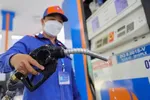 Giá xăng tăng mạnh gần 1.400 đồng, xăng E10 vượt mốc 25.000 đồng