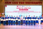 Các tổ chức, cá nhân Trường DNC nhận bằng khen của Chủ tịch UBND TP Cần Thơ.