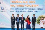 Phó Thủ tướng Lê Tiến Châu trao quyết định đổi tên trường cho PGS.TS Bùi Anh Tuấn, Hiệu trưởng Trường Đại học Victoria Hòa Bình