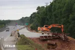 Đẩy nhanh tiến độ mở rộng cao tốc Cam Lộ-La Sơn. (Ảnh: Mai Trang/TTXVN)