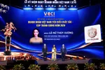 Phó Thủ tướng Thường trực Chính phủ Phạm Gia Túc (phải); Chủ tịch VCCI Hồ Sỹ Hùng (trái) trao danh hiệu "Doanh nhân Việt Nam tiêu biểu - Cúp Thánh Gióng" cho bà Lê Nữ Thùy Dương