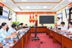 Ông Thái Minh Cương, Giám đốc Công ty Điện lực Đồng Tháp (phải) báo cáo với Đoàn ĐBQH tỉnh Đồng Tháp