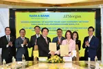Ông Trần Khải Hoàn, Tổng giám đốc Nam A Bank và bà Phan Bích Vân, Tổng giám đốc JPMorgan Chase ký kết thỏa thuận.