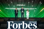 Đại diện Vietjet nhận kỷ niệm chương vinh danh Top 50 Doanh nghiệp dẫn đầu về ESG năm 2026.