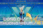 Ông Nguyễn Thành Đô, Phó Chủ tịch HĐQT HDBank- đại diện HDBank- nhận biểu trưng HDBank- Thương hiệu Quốc Gia 2026