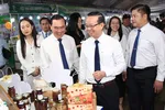 Lãnh đạo thành phố tham quan gian hàng trưng bày sản phẩm OCOP tại sự kiện quảng bá, kết nối giao thương sản phẩm OCOP TPHCM năm 2025.