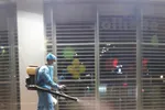 Nhân viên phun thuốc khử trùng tại một địa điểm gần Trường ĐH Thủ Dầu Một
