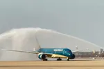 Các phương tiện phun nước thực hiện nghi thức chào đón chuyến bay đáp thành công xuống sân bay Long Thành