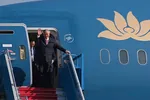 Phó Thủ tướng Thường trực Nguyễn Hòa Bình bước xuống sân bay Long Thành từ máy bay của hãng hàng không Việt Nam, sáng 19-12