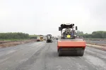 Các phương tiện thi công mặt đường dự án đường 25C, đoạn dẫn vào cổng số 1 sân bay Long Thành