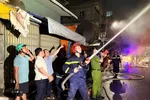 Cán bộ, chiến sĩ Công an TP Đồng Nai có mặt kịp thời triển khai phương án dập tắt đám cháy tại chợ Biên Hòa. Ảnh: Công an Đồng Nai