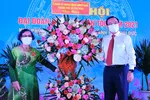 Bí thư Thành ủy TPHCM Nguyễn Văn Nên tặng hoa chúc mừng Ngày hội Đại đoàn kết toàn dân tộc khu phố 3, phường Linh Tây, TP Thủ Đức. Ảnh: VIỆT DŨNG
