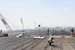 Các kỹ sư, công nhân khẩn trương thi công gói thầu XL5, dự án đường Vành đai 3 TPHCM trong ngày 2-1. Ảnh tư liệu Báo SGGP