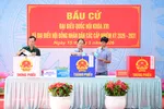 Cử tri TPHCM bỏ phiếu bầu cử sáng 15-3. Ảnh: K.T