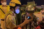 Nhiều người bị xử phạt nồng độ cồn trong ngày đầu hàng quán bán tại chỗ
