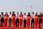 Phó Thủ tướng Thường trực Chính phủ Trương Hòa Bình cắt băng khánh thành dự án cải tạo, nâng cấp đường băng sân bay Tân Sơn Nhất